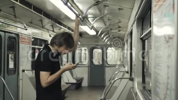 人使用手机并在地铁货车地铁交通公共wifi中键入留言电话忙得累人视频的预览图