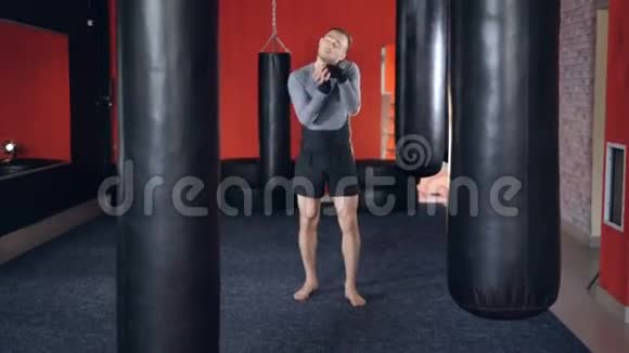 战斗运动中的强壮运动员为MMA战斗做准备的肖像慢动作视频的预览图