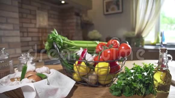 有着装满新鲜蔬菜素食烹饪蔬菜的篮子的静物视频的预览图