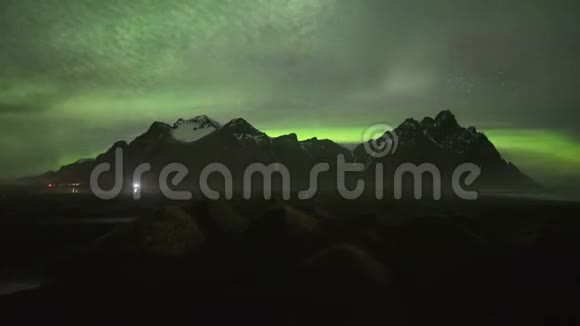 北光北极光奥罗拉北极光在维斯塔霍恩山在斯托克恩斯冰岛视频的预览图