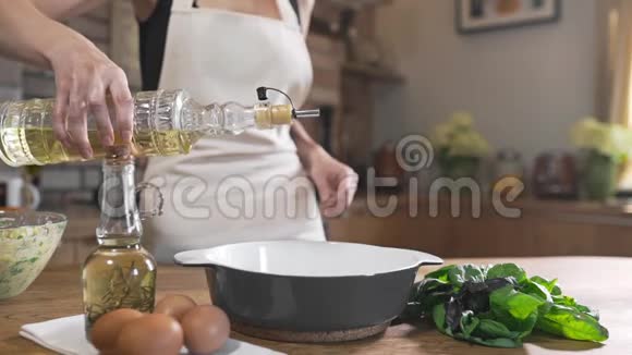 厨师在锅中加入葵花籽油烹饪食物烹饪在烤箱里烤烹饪食物家庭主妇视频的预览图