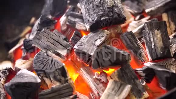 在烧烤炉里看到炽热燃烧的炭砖烧煤做烧烤食品近点视频的预览图