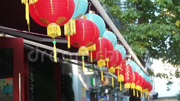 下午中国灯笼在风中摇摆东方的红蓝两种颜色的纸灯随着视频的预览图