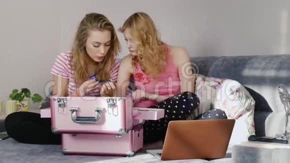 两位年轻女性在家学习新的化妆样本帕贾玛派对女友视频的预览图