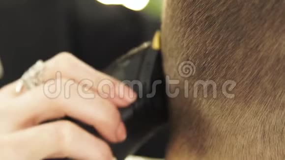 理发店里的理发师用修剪器剪发美容工作室男式发型剪发器视频的预览图