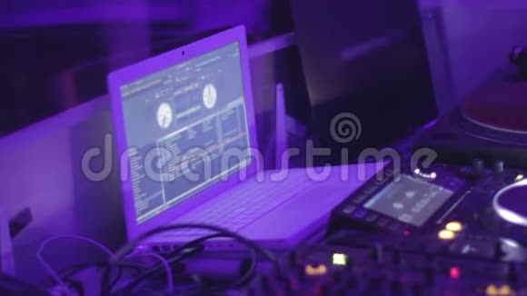 DJ在控制台后面工作夜总会音响设备不错的派对放松视频的预览图