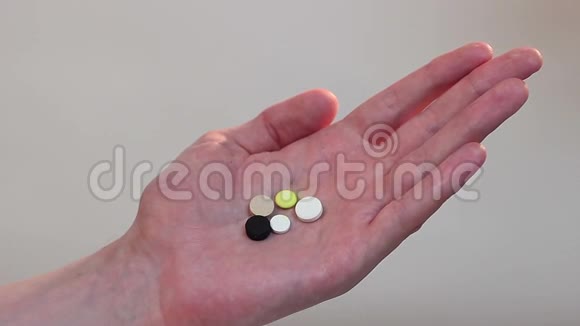 病人拿着一把五颜六色的药丸和药片视频的预览图