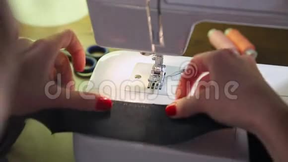 那个女孩正在缝纫机上缝纫视频的预览图