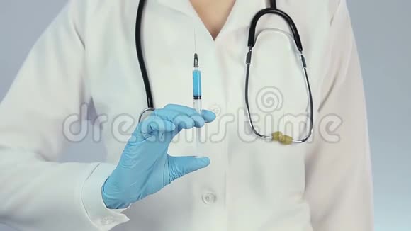 女性医生带医疗注射器照顾病人显示OK手标志视频的预览图