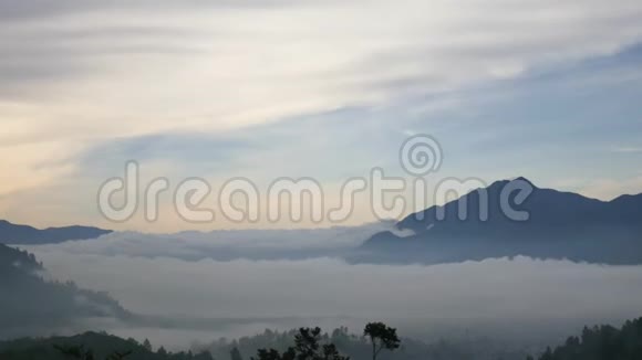 湖水覆盖着高山的云雾视频的预览图