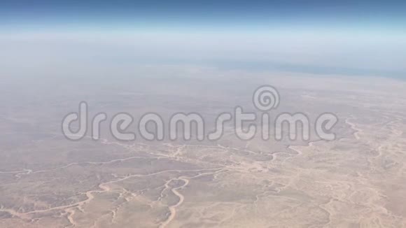 日落时乘飞机飞越沙漠沙丘的空中景色视频的预览图