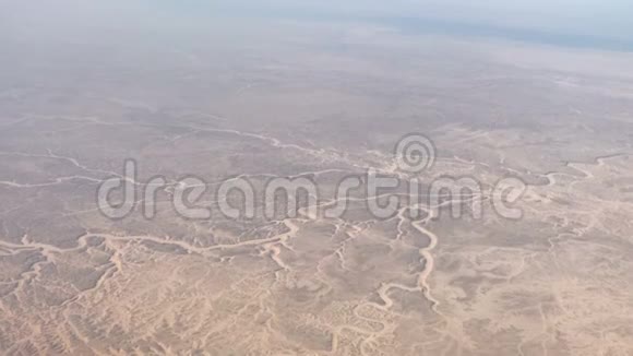 日落时乘飞机飞越沙漠沙丘的空中景色视频的预览图