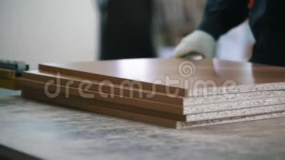 家具厂准备好的木制刨花板视频的预览图