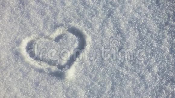 心在雪上象征雪花纷飞视频的预览图