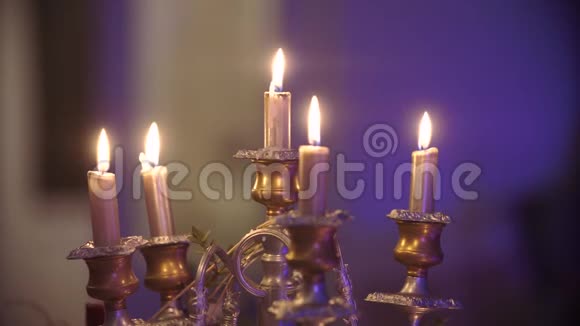 在美丽的烛台上点燃的蜡烛背景模糊视频的预览图