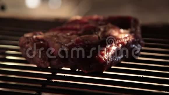 烧炭烤肉烹饪过程视频的预览图