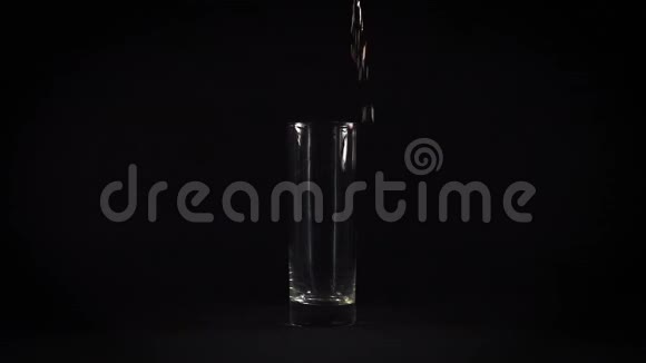 把石榴汁倒入玻璃杯中视频的预览图