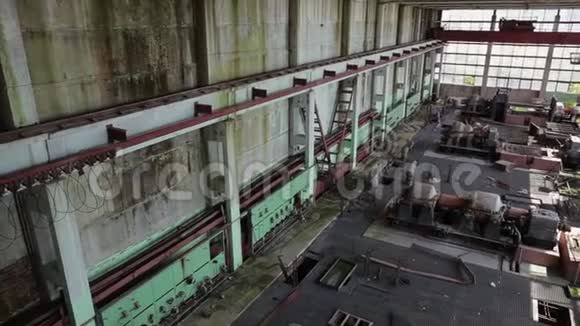废弃工业工厂大型工业厂房或仓库建筑的废墟视频的预览图