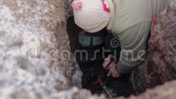 人类站在地球上的一个洞里对水系进行修复安装水龙头的水管视频的预览图