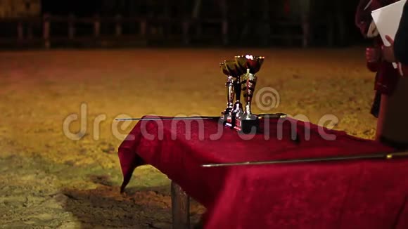武术比赛颁奖典礼优胜者获得奖杯及奖品视频的预览图