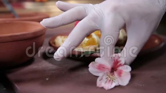 美味的甜点煎饼由厨师做最后的修饰视频的预览图