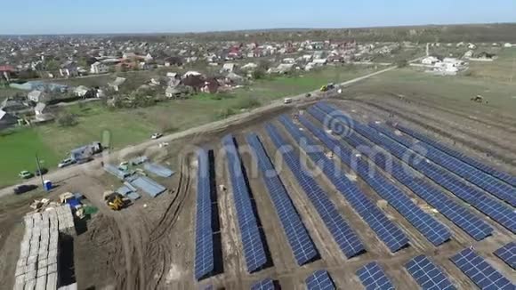 对在村前建造太阳能电池板进行空中拍摄视频的预览图