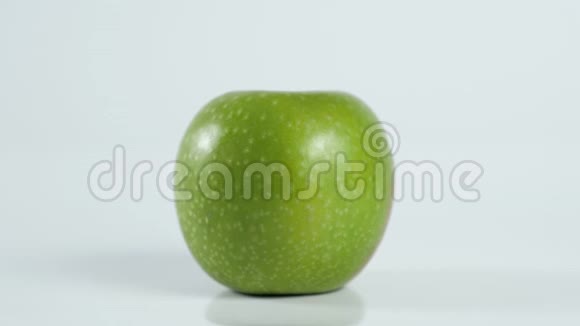 完美的新鲜绿色苹果隔离在白色背景与水滴在全深度的领域与剪裁路径宏视频的预览图