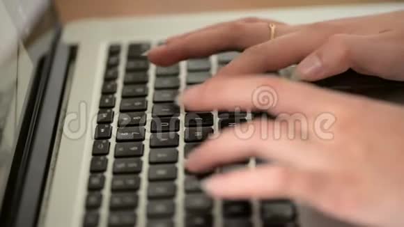 一位年轻女子在笔记本电脑键盘上打字的特写镜头视频的预览图