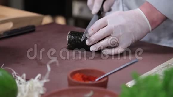 寿司卷切烹饪日本寿司卷在船上视频的预览图