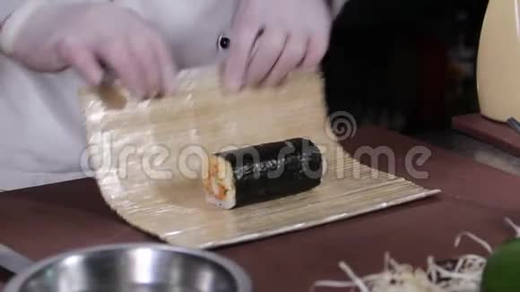 用黄瓜和鱼子酱制作日本寿司卷的过程视频的预览图