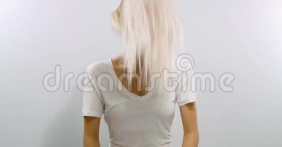 一个金发女人的慢镜头美女画像视频的预览图