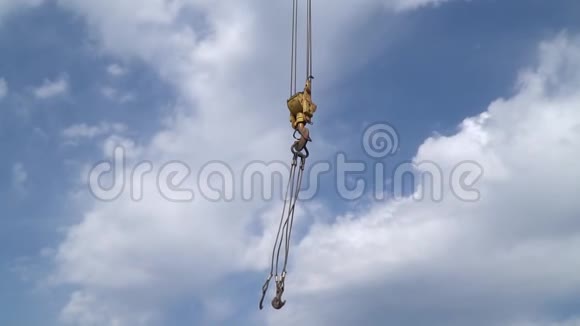 空中背景带钩的电缆建筑起重机慢动作视频的预览图
