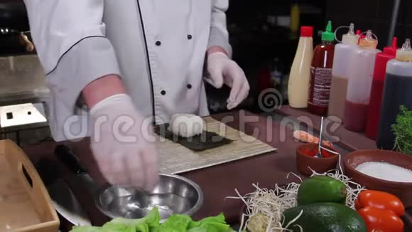 制作寿司卷的过程把米饭撒在诺里视频的预览图