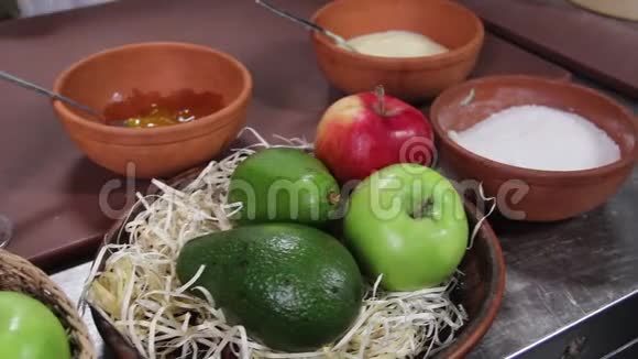 提供新鲜水果和蔬菜准备做早餐视频的预览图