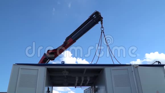 一架装有铁链的建筑起重机将货物顶在天空中视频的预览图