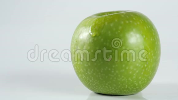 完美的新鲜绿色苹果隔离在白色背景与水滴在全深度的领域与剪裁路径宏视频的预览图