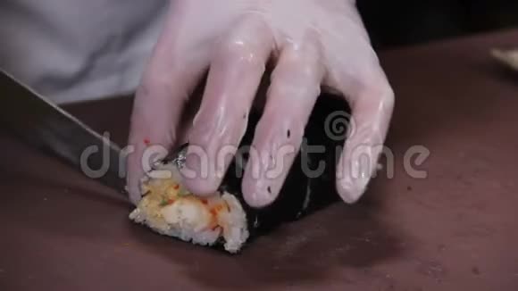 寿司主厨用黄瓜和红鱼子酱切寿司卷视频的预览图