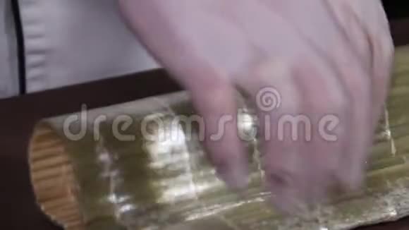 在竹席上制作日本寿司卷视频的预览图