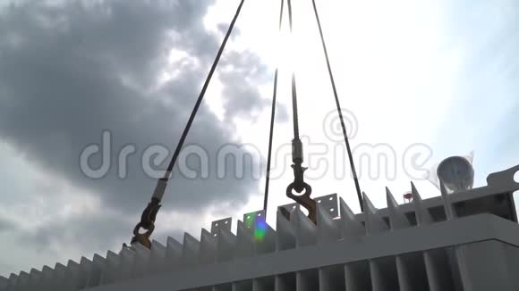 在建筑起重机上用钩子钩住重物的电缆顶着天空视频的预览图