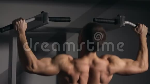 折叠式男子在健身房进行拉UPS特写你可以看到所有的肌肉视频的预览图