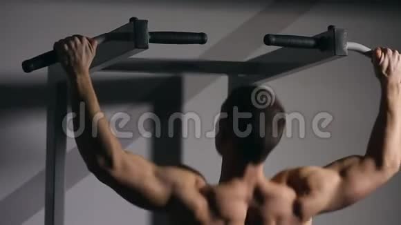 折叠式男子在健身房进行拉UPS特写你可以看到所有的肌肉视频的预览图