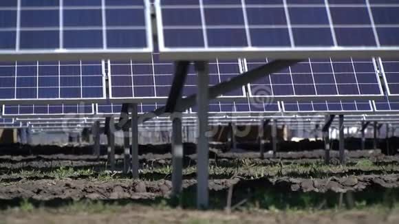 即使是一排排的太阳能电池板站在草地上视频的预览图