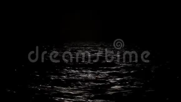 月光下的小路海面上低垂的月亮视频的预览图