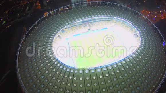 飞越大的照明体育场顶部足球比赛视频的预览图