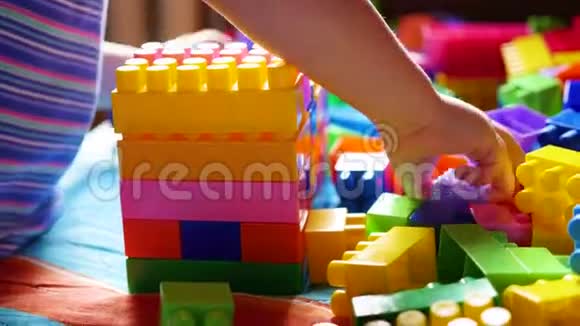 幼儿在构造函数中玩儿童设计师游戏彩色立方体视频的预览图
