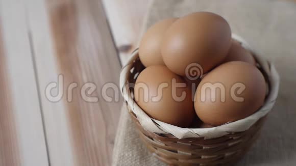 用停止动作录像片段从篮子里捡鸡蛋视频的预览图