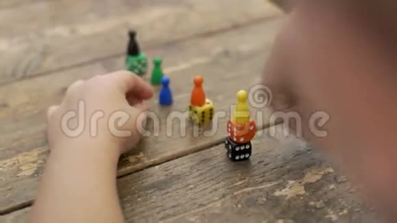 孩子玩骰子和计数器视频的预览图