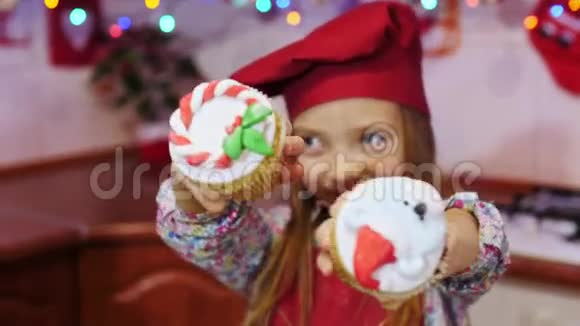 一个漂亮的厨师女孩正拿着圣诞蛋糕在镜头前撒尿视频的预览图
