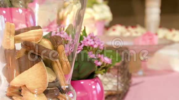 饼干花和蜡烛婚礼配件视频的预览图