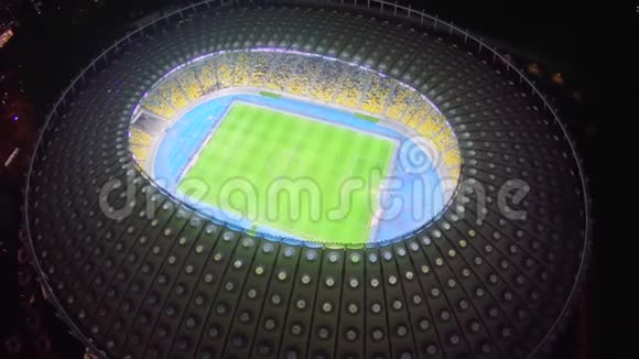 美丽体育场足球场垂直景观空中视频的预览图